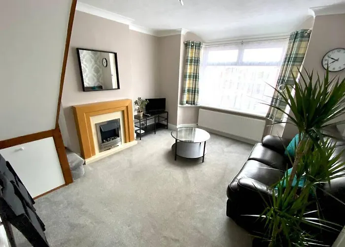 Spacious 2 Bed Apt Sleeps 4 Near Bournemouth Beach